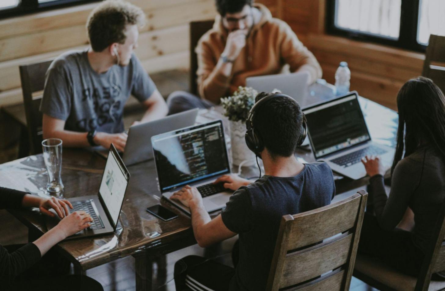 Session de travail avec client sur révision budgétaire